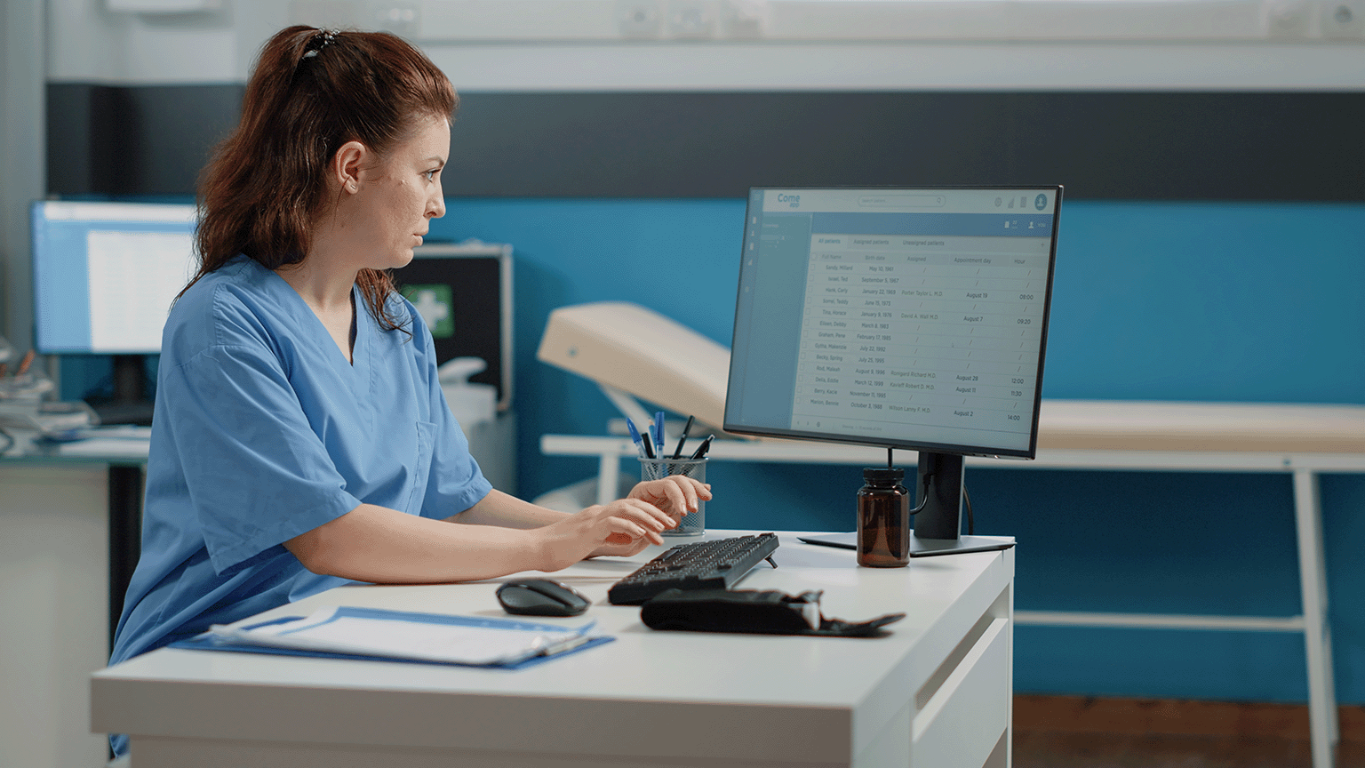 healthcareworkeratdesk@0.25x
