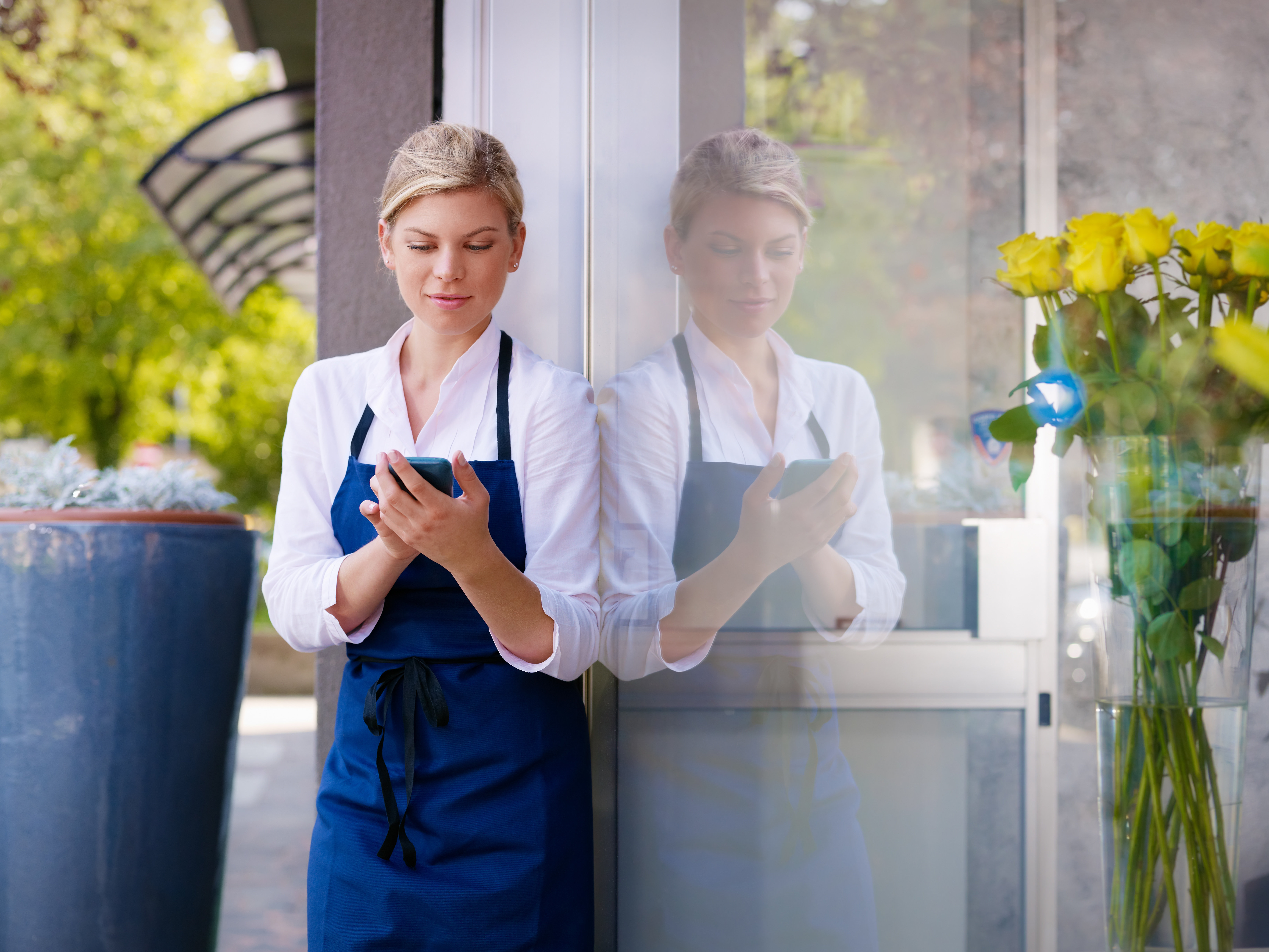 retail-blue-apron-mobile-phone