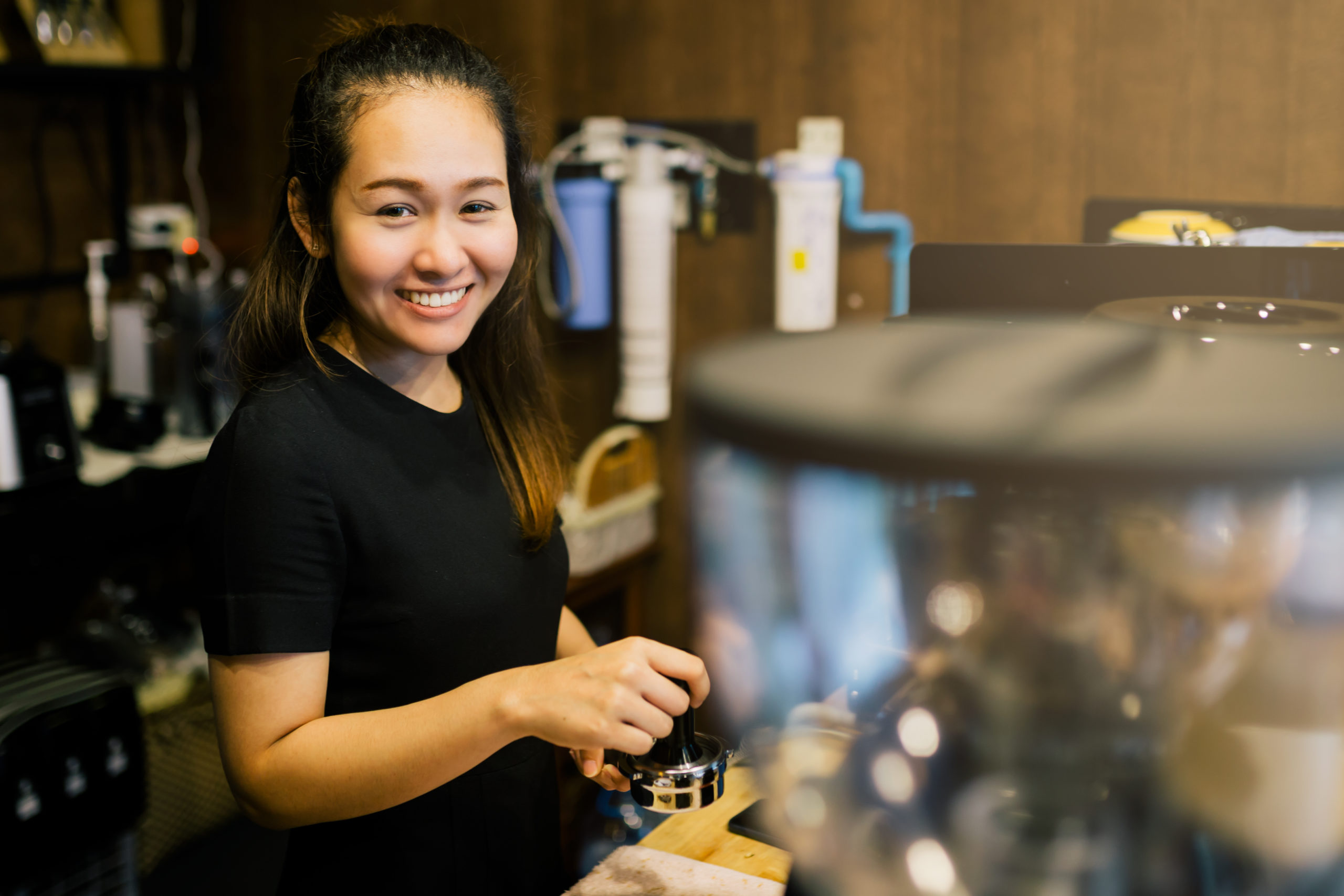 Portrait,Of,A,Young,Asian,Woman,Barista,Preparing,Espresso,With